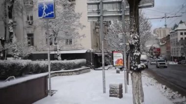 Rostov-on-Don, Rusya - 17 Ocak 2022: Bolshaya Sadovaya Caddesi boyunca arabalar sürüyor, yayalar kışın kar yağdıktan sonra yürüyorlar 