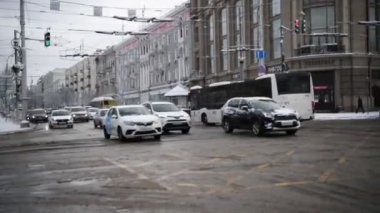 Rostov-on-Don, Rusya - 17 Ocak 2022: Bolshaya Sadovaya Caddesi boyunca arabalar sürüyor, yayalar kışın kar yağdıktan sonra yürüyorlar 
