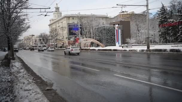 ロシア ロストフ 2022年1月17日 ボリサヤ サドバヤ通り沿いを車が走っており 雪が降った後は冬に歩行者が歩いている — ストック動画
