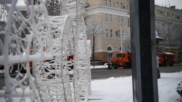 ロシア ロストフ 2022年1月17日 ボリサヤ サドバヤ通り沿いを車が走っており 雪が降った後は冬に歩行者が歩いている — ストック動画