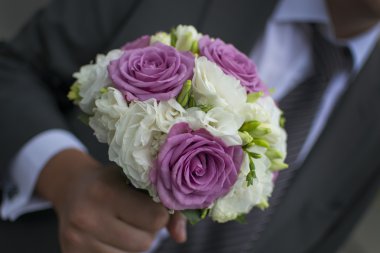 bir şık buket veya çiçekler damat veya adam elinde bir demet