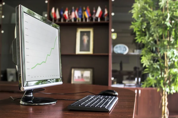 Oficina de lujo con PC de escritorio y gráfico ascendente se muestra — Foto de Stock