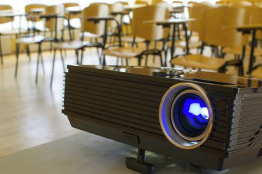 konferans salonunda dijital projektör