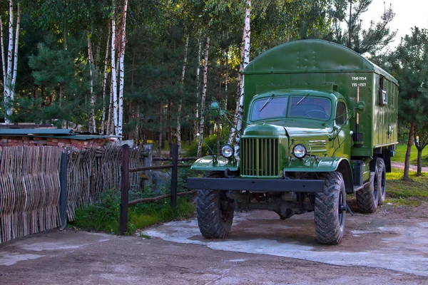 Camião militar da Segunda Guerra Mundial, brilhante e como novo. Floresta de vidoeiro — Fotografia de Stock