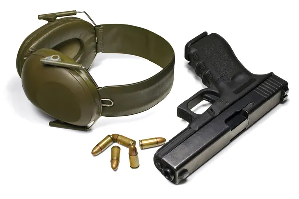 Pistola, paraorecchie e munizioni. Isolato su bianco. 3 percorsi di ritaglio separati: pistola, paraorecchie, munizioni e 1 completo per tutti gli oggetti . — Foto Stock
