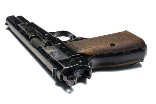 Старый 9-мм пистолет закрывается на белом фоне. Обрезной путь (без тени)
).