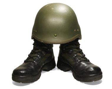 asker: askeri bot ve kask. Beyaz arka plan üzerinde izole. kırpma yolu (gölge).