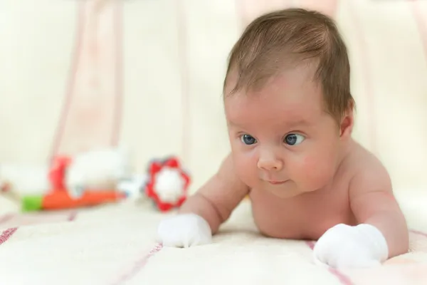 1 month old infant baby lying on tummy — Stock Photo, Image