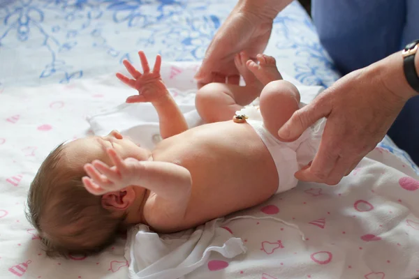 Recém-nascido (8 dias de idade) bebê examinado por um pediatra — Fotografia de Stock