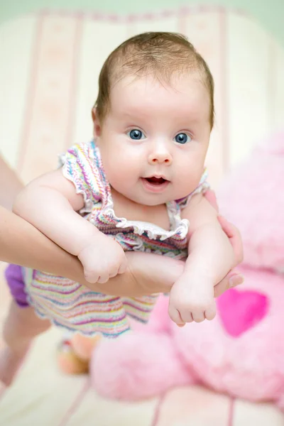 2 meses de idade bebê menina realizada nos braços da mãe — Fotografia de Stock