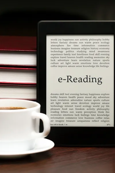 Чтение электронных книг — стоковое фото
