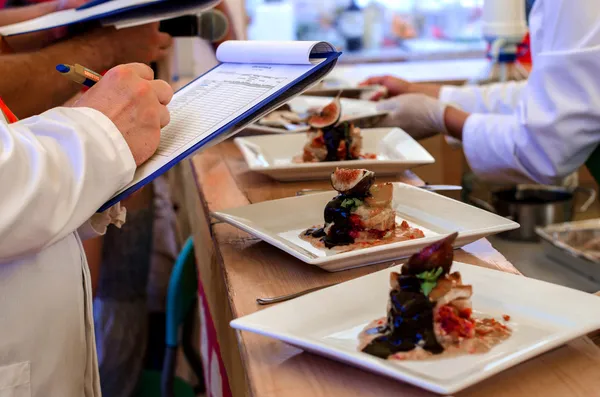 Tasting food — Stock Photo, Image