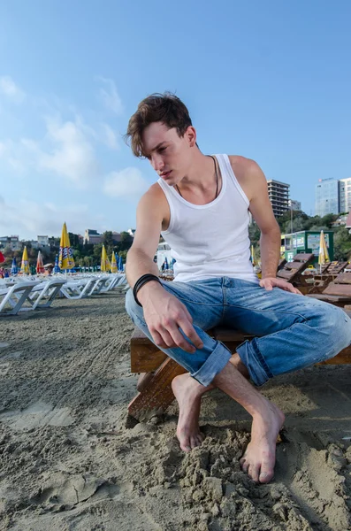 Model op het zand — Stockfoto