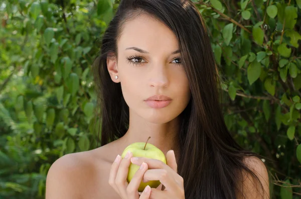 Eva dando-lhe a maçã errada . — Fotografia de Stock
