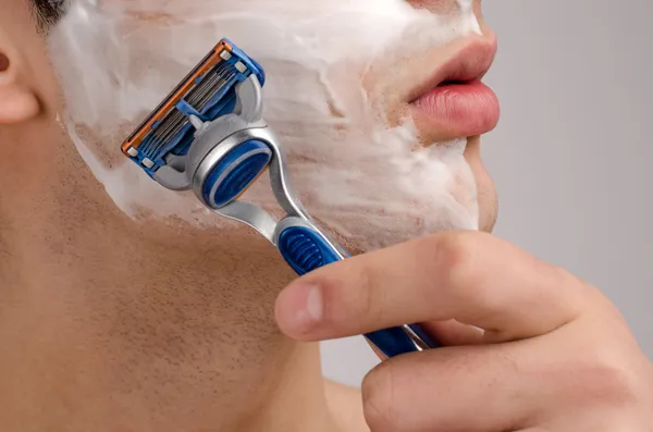 Shaving the beard with a razor. — Stock Photo, Image