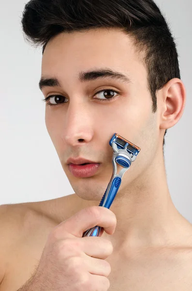 Afeitarse la barba con una navaja . —  Fotos de Stock