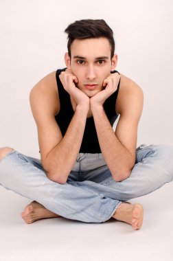 stüdyoda çekim yakışıklı genç.