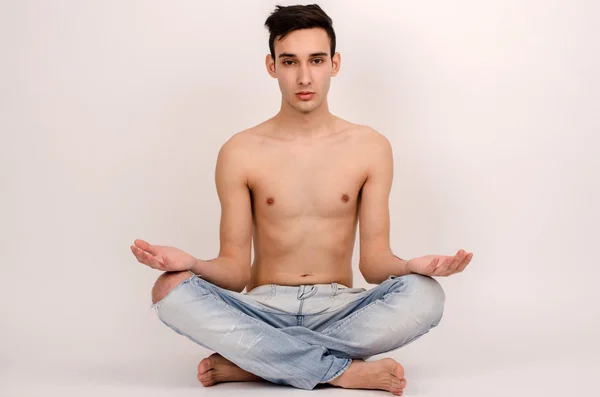 Junger Mann macht Yoga. — Stockfoto