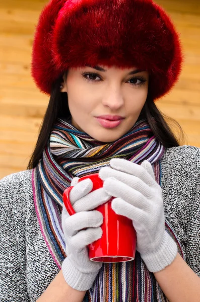 Menina bonita bebendo uma bebida quente . — Fotografia de Stock