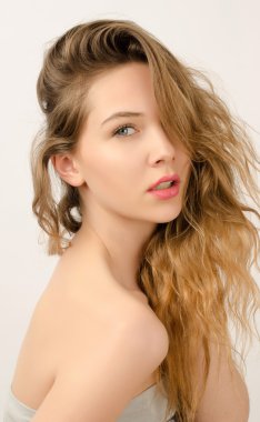 güzel, sarışın bir kadın profili