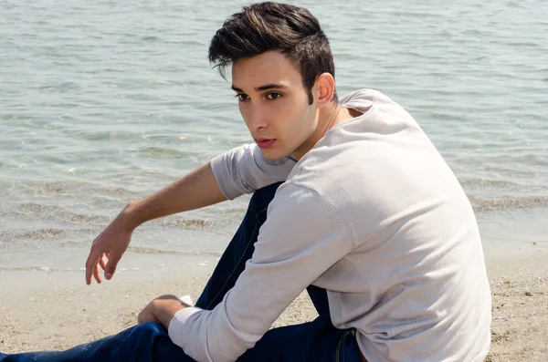 Modelo masculino en la playa disfrutando de sus vacaciones —  Fotos de Stock