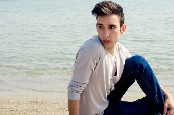 Modelo masculino en la playa disfrutando de sus vacaciones —  Fotos de Stock