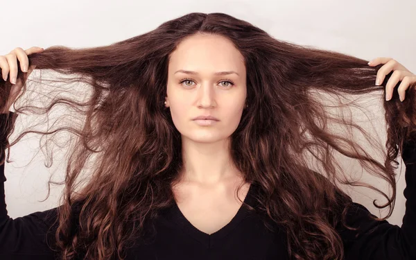 Schöne Frau mit wilden natürlichen Haaren — Stockfoto