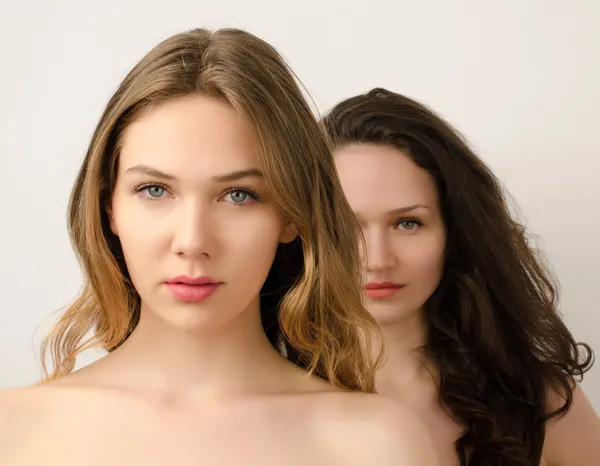 Two beautiful women, one blonde and one brunette posing fashion — Stock Photo, Image