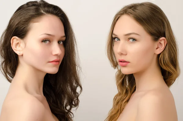 Deux belles femmes, une blonde et une brune posant mode — Photo