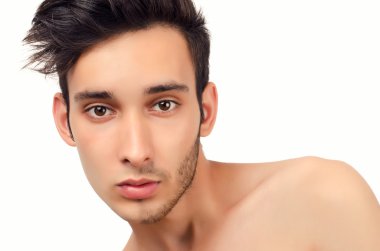 adam gölge güneşin tadını çıkarıyor