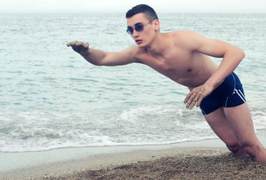 genç adam Yüzme sahilde pratik