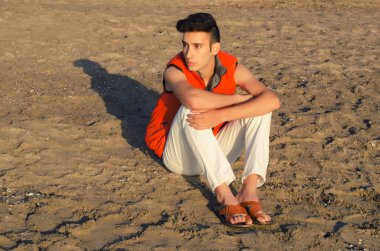 genç adam sahilde kum üzerinde yaptığı zaman zevk