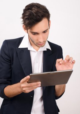 bir tablet üzerinde çalışan genç güzel iş adamı