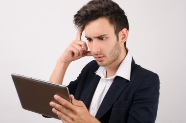 bir tablet üzerinde çalışan genç güzel iş adamı