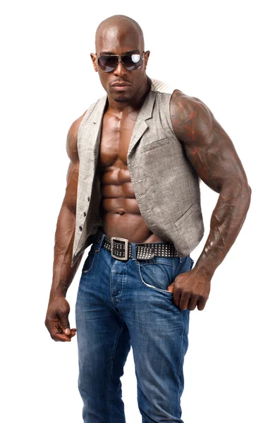 Homme bodybuilder fort avec abdos, épaules, biceps, triceps et poitrine parfaits — Photo