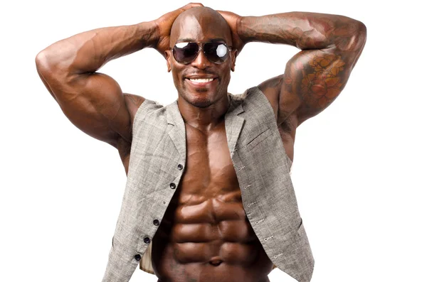 Homme bodybuilder fort avec abdos, épaules, biceps, triceps et poitrine parfaits — Photo