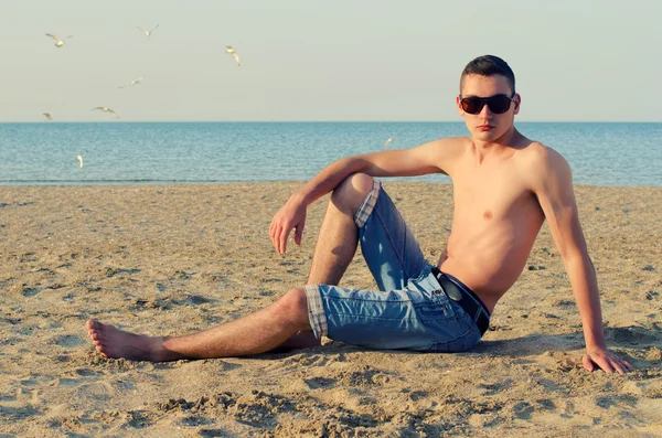 Genç adam onun zaman sahilde zevk — Stok fotoğraf