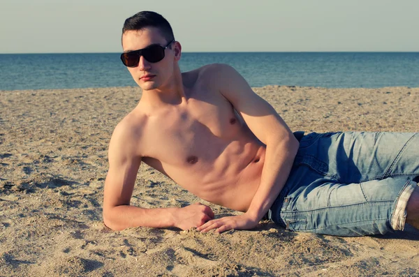 Giovane uomo godendo il suo tempo sulla spiaggia — Foto Stock