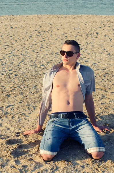 Jonge man genieten van zijn tijd op het strand — Stockfoto