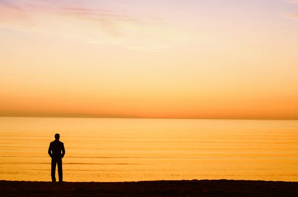 Geschäftsmann genießt den Sonnenaufgang bevor er zur Arbeit geht — Stockfoto