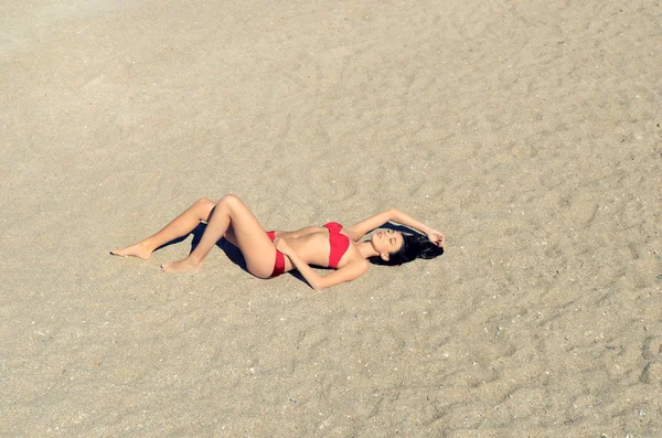 Beautiful perfect brunette woman enjoying her time on the beach, on the sand — Stock Photo, Image