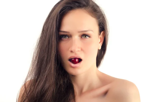 Hermosa mujer posando con una cereza —  Fotos de Stock