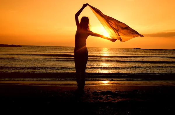 Vrouw dansen op het strand bij zonsopgang — Stockfoto