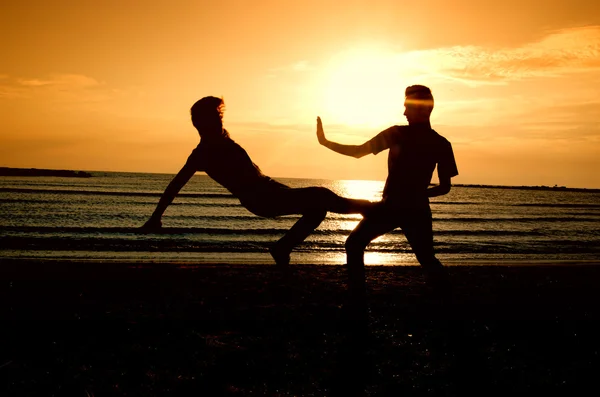 Grupo de feliz despedida en la playa al amanecer —  Fotos de Stock