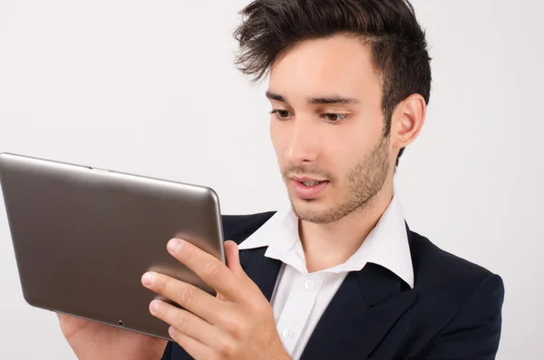 Bir tablet üzerinde çalışan genç güzel iş adamı — Stok fotoğraf