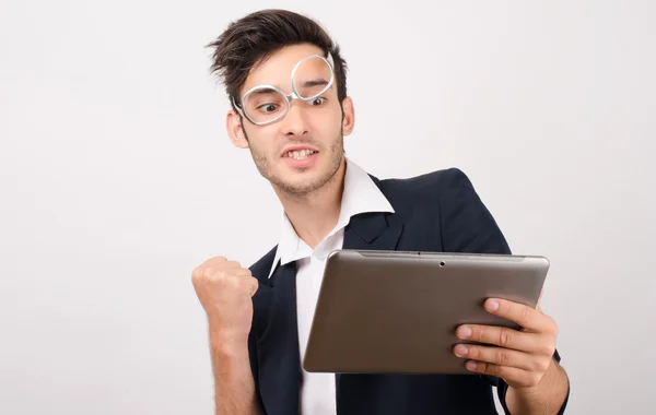 Jonge zakenman met behulp van een Tablet PC en krijgen goede nieuws — Stockfoto