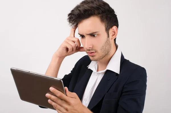 Jonge mooie zakenman werken op een Tablet PC — Stockfoto