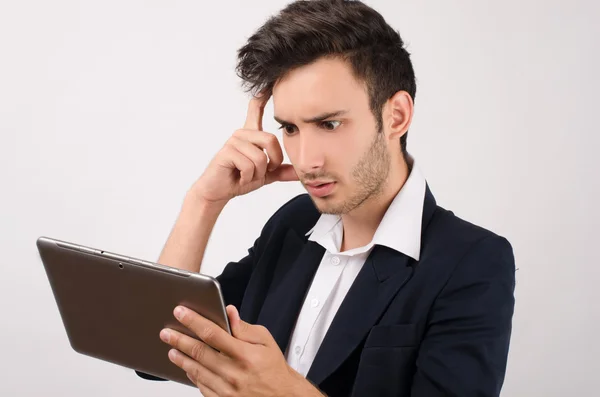 Joven hombre de negocios hermosa que trabaja en una tableta — Foto de Stock