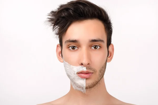 Afeitarse la barba con una navaja. Joven afeitándose la barba por la mañana con una navaja de afeitar — Foto de Stock