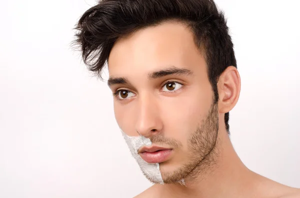 Afeitarse la barba con una navaja. Joven afeitándose la barba por la mañana con una navaja de afeitar — Foto de Stock